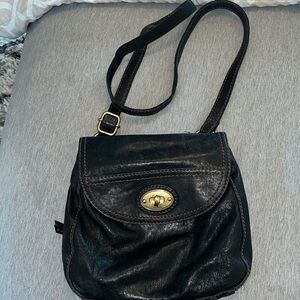 FOSSIL Carson black leather turn key crossbody bag.